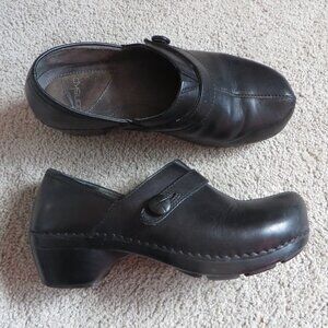 Dansko Womens Clogs/Shoes Size 7.5/8/38 Black Leather Button Detail #9815020200